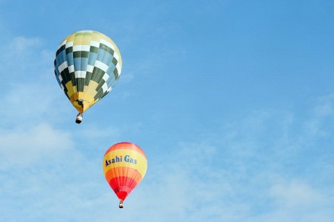 蓝天翱翔的热气球
