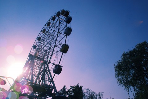 蓝天下的唯美摩天轮