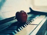 钢琴上的苹果