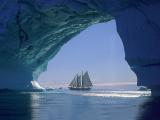 帆船在冰山下