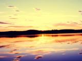 夕阳下的湖