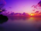 紫色夕阳下的湖泊