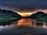 夕日下的河川
