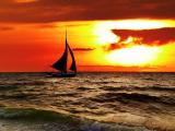 夕阳下的海上帆船