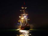 夜间航行的帆船