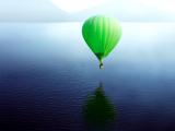 湖泊上的绿色热气球