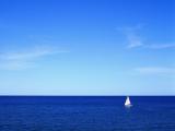 蓝色大海上的帆船