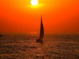 夕阳下归航的帆船