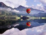 湖泊上的彩色热气球