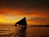 夕阳下航行的帆船