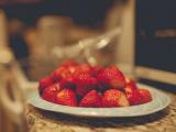 盘子里的新鲜草莓
