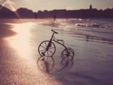 沙滩上的创意自行车