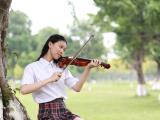 拉小提琴的校园女孩